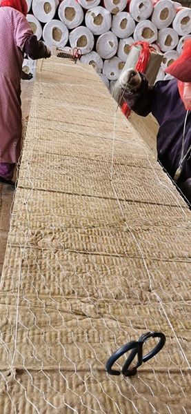 Bông sợi khoáng dạng cuộn có lưới