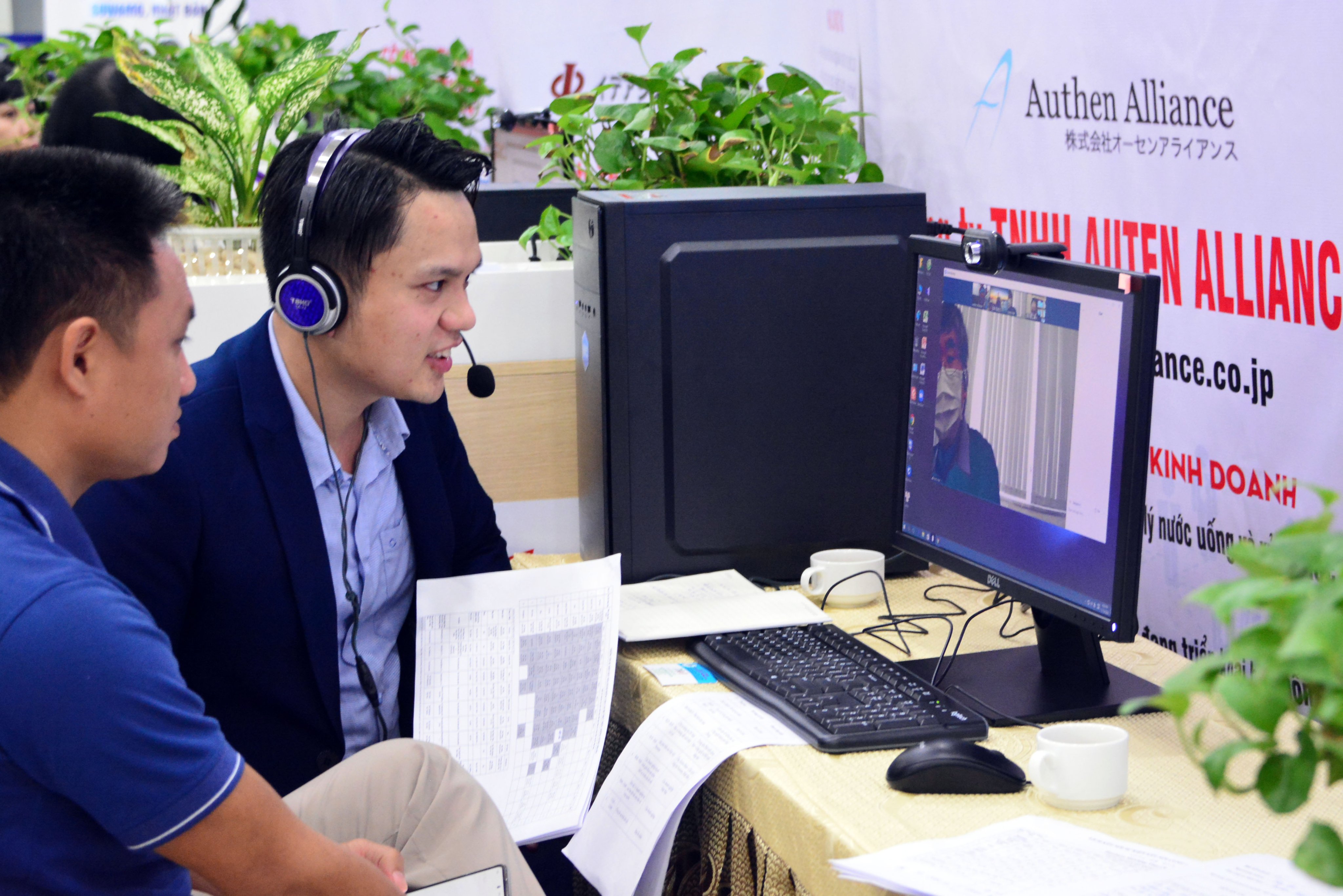 Ông Nguyễn Mạnh Tuân- GĐ Công ty trao đổi trực tuyến với đại diện Công ty TNHH AUTEN ALLIANCE (Nhật Bản)