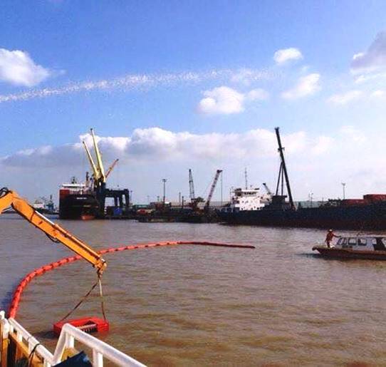 phao quay dau tran tren song bien