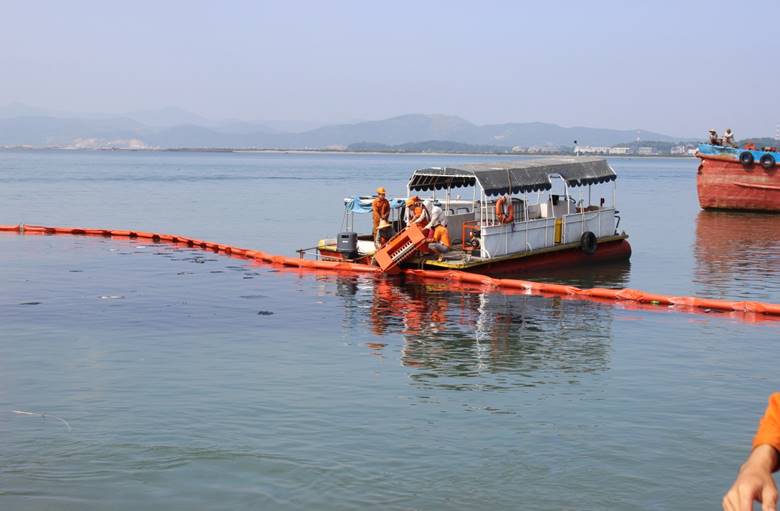 Phao quay dau tren sông