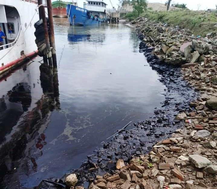xử lý dầu loang tràn trên bờ sông Lam