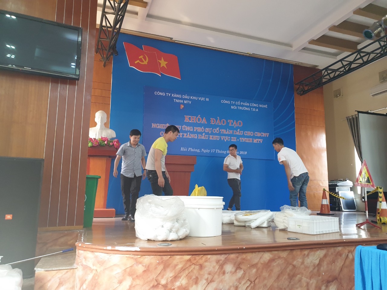 Ứng cứu sự cố tràn dầu