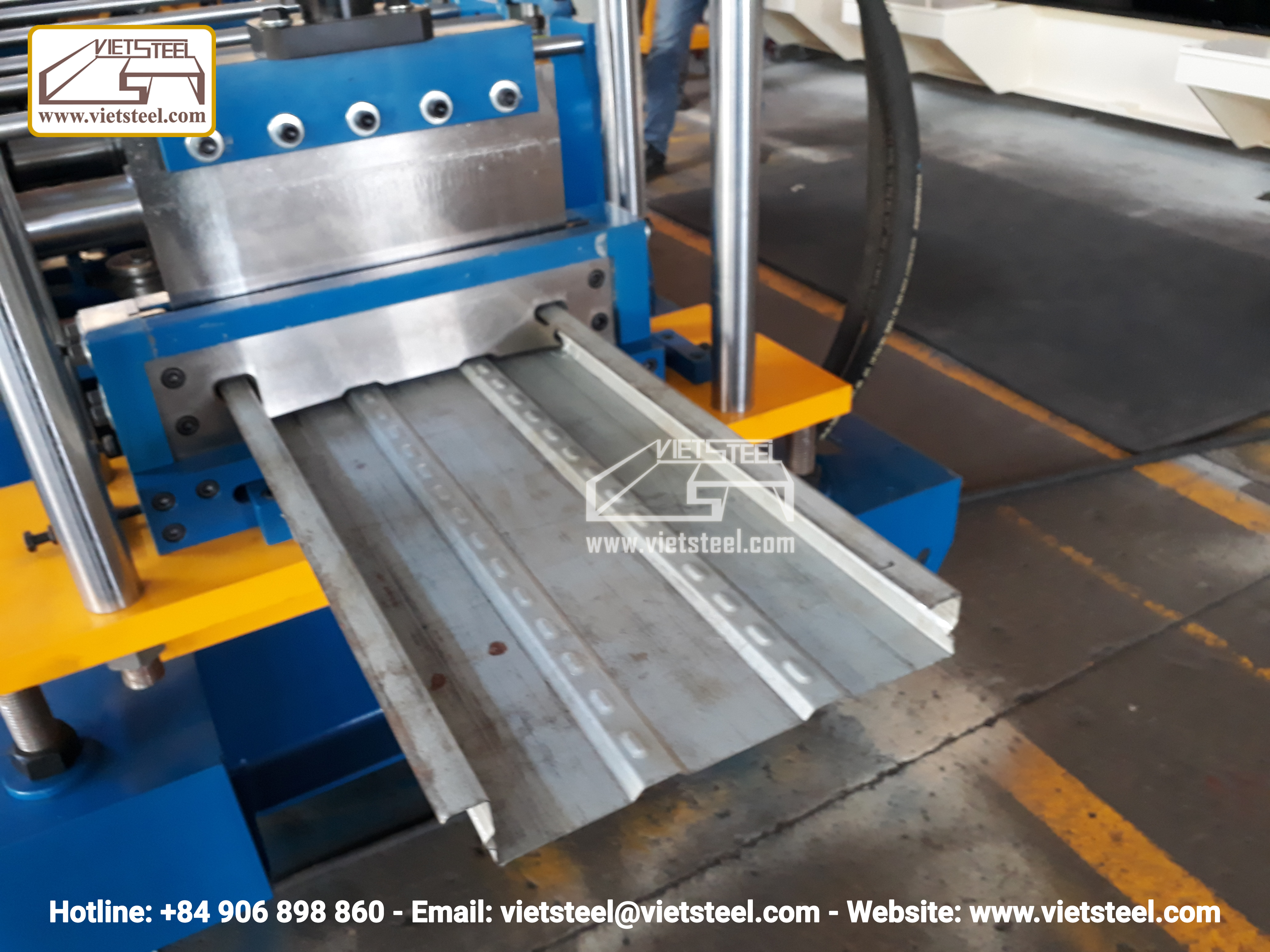 Máy cán tấm sàn Vietsteel