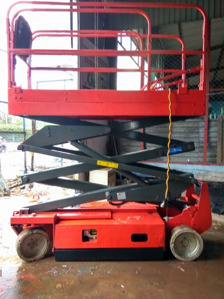 Xe nâng người tự hành cắt kéo nâng 6m