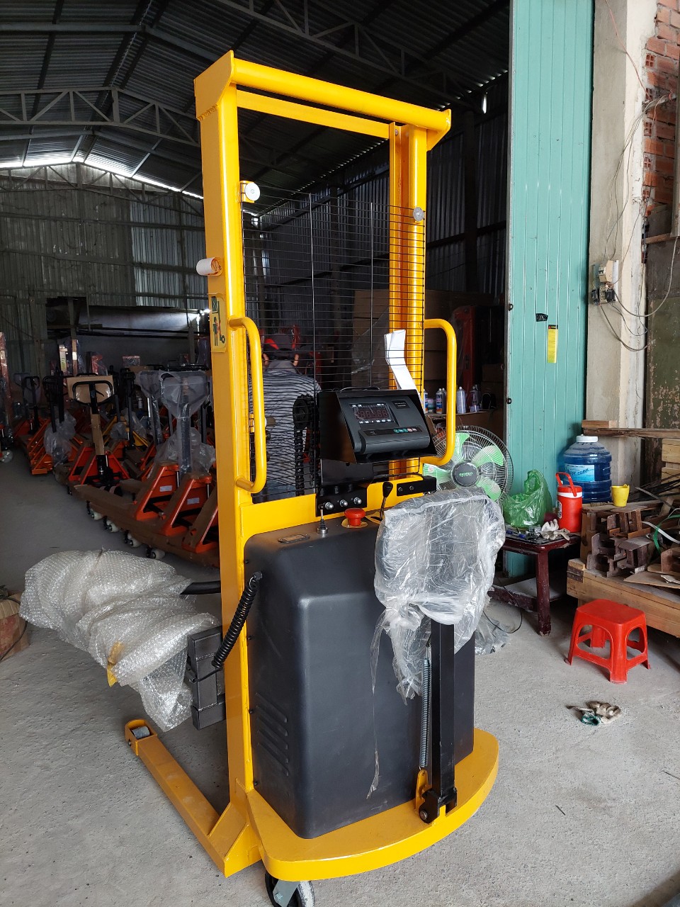 Xe nâng quay đổ phuy điện gắn cân điện tử