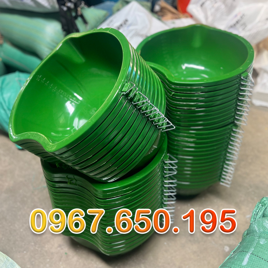 Thau nhựa rải phân bón