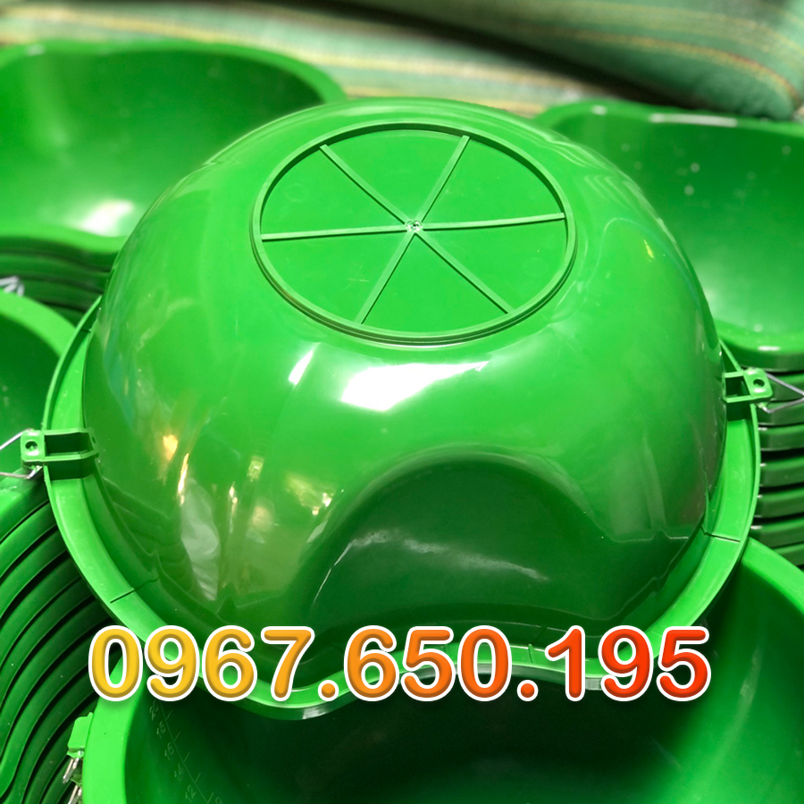 Thau nhựa rải phân bón