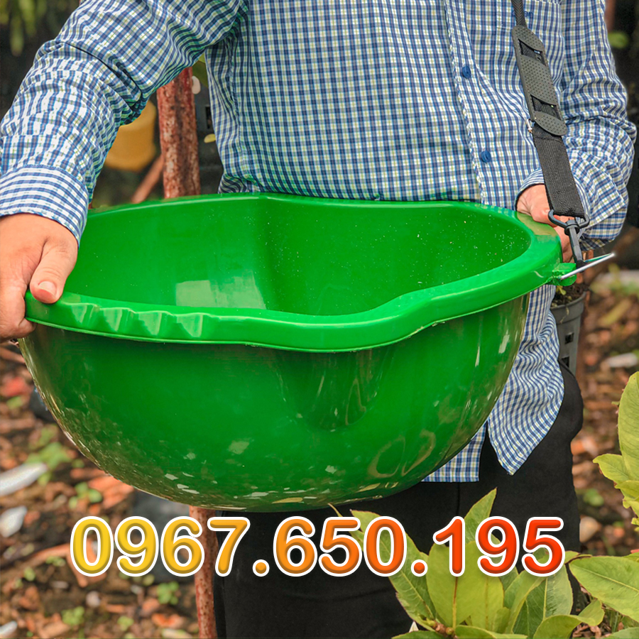 Thau nhựa rải phân bón