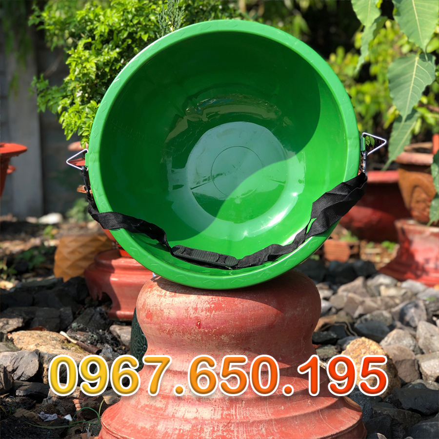 Thau nhựa rải phân bón