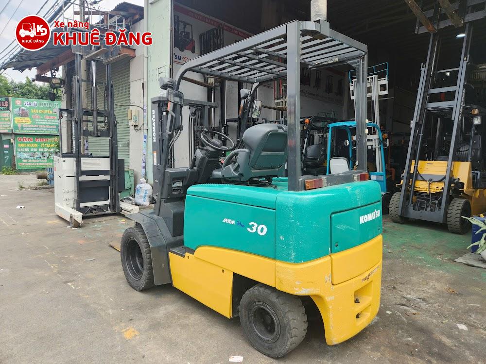 Xe nâng điện ngồi lái Komatsu FB30-11