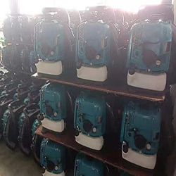 Máy thổi bụi chạy bằng xăng