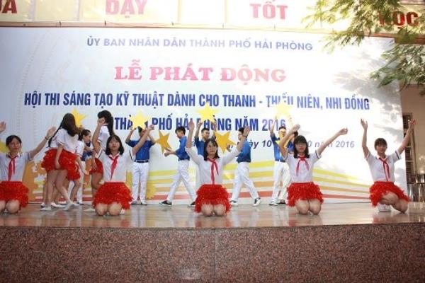 Tặng giải thưởng Cuộc thi Sáng tạo thanh thiếu niên nhi đồng Hải Phòng năm 2018